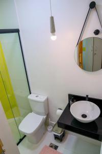 a bathroom with a toilet and a sink and a mirror at Apto no Centro de Manaus com vista para o Rio Negro in Manaus