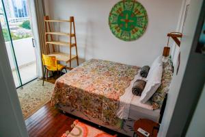 a bedroom with a bed and a ladder and a chair at Apto no Centro de Manaus com vista para o Rio Negro in Manaus
