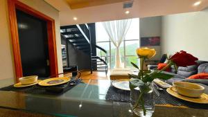 uma sala de estar com uma mesa com pratos e flores em 601 - Saint Sebastian Flat em Jaraguá do Sul