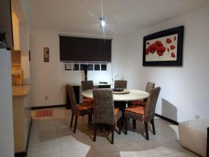 - une cuisine et une salle à manger avec une table et des chaises dans l'établissement Penthouse Acapulco Diamante Markis K 31, à Acapulco