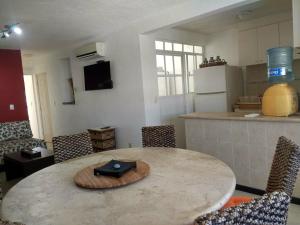 - une cuisine avec une table, des chaises et un comptoir dans l'établissement Penthouse Acapulco Diamante Markis K 31, à Acapulco