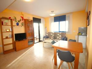 Televízia a/alebo spoločenská miestnosť v ubytovaní SANT JORDI - Apartamento con vistas la montaña, piscina comunitaria y garaje. - ES-228-44