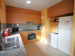 Kuchyňa alebo kuchynka v ubytovaní SANT JORDI - Apartamento con vistas la montaña, piscina comunitaria y garaje. - ES-228-44