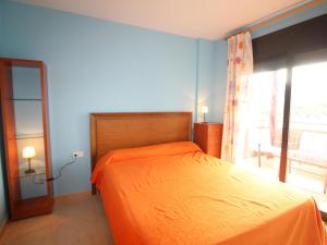 Posteľ alebo postele v izbe v ubytovaní SANT JORDI - Apartamento con vistas la montaña, piscina comunitaria y garaje. - ES-228-44