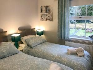 Un pat sau paturi într-o cameră la Kielder Kip Cottage