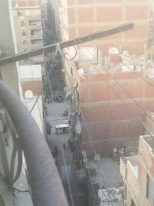 een uitzicht op een stadsstraat vanuit een gebouw bij Cozy 15 min to airport 10 to public transport in Caïro