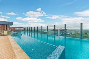 una piscina en la azotea de un edificio en 1Br Apt by Train&Shopping Pool&Gym with Water View en Sídney