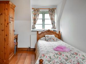 een slaapkamer met een bed en een raam bij Clover Cottage - Uk46269 in Tetney