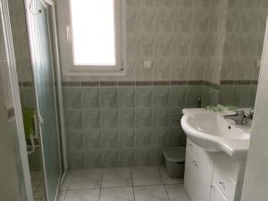ein Bad mit einem Waschbecken und einem WC in der Unterkunft Maison La Bernerie-en-Retz, 5 pièces, 9 personnes - FR-1-612-128 in La Bernerie-en-Retz