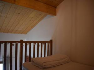 Una cama o camas en una habitación de Appartement Font-Romeu-Odeillo-Via, 2 pièces, 4 personnes - FR-1-580-107