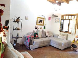 uma sala de estar com um sofá num quarto em Teques Romantic Fogata y Naturaleza em Xoxocotla