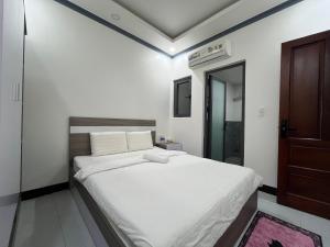 Кровать или кровати в номере Khách Sạn Nhà Đất