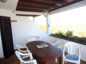 a table and chairs on the balcony of a house at Residencial Itxaso 4/6 LEK in Peñíscola