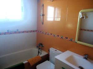 a bathroom with a tub and a toilet and a sink at Residencial Itxaso 4/6 LEK in Peñíscola +13 photos