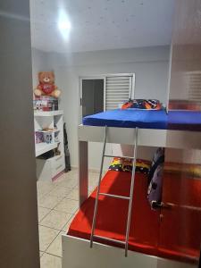 - une chambre avec des lits superposés et un ours en peluche dans l'établissement Apto 8° andar, 4 min do shopping., à São Paulo