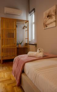 un dormitorio con una cama y una ventana en Sm Athens, en Atenas