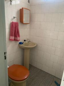 ein kleines Bad mit WC und Waschbecken in der Unterkunft Casa bem localizada Cidreira in Cidreira