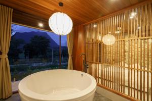 The CAMPIAN في شيانغ ماي: حمام مع حوض استحمام ونافذة كبيرة +105 صور