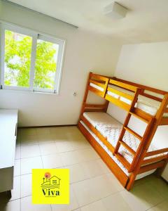 格雷夫森德的住宿－Apto GRAVATÁ ASA BRANCA D12 04，带窗户的客房内的两张双层床