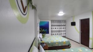 Zimmer mit einem Bett und einem TV in der Unterkunft Senny's Treelodge Hotel 