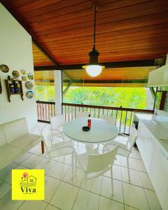 格雷夫森德的住宿－Apto GRAVATÁ ASA BRANCA D12 04，一间配备有白色桌椅的用餐室