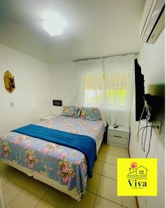 格雷夫森德的住宿－Apto GRAVATÁ ASA BRANCA D12 04，一间卧室配有一张带蓝色毯子的床和窗户。
