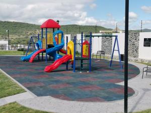 un parque infantil con un colorido parque infantil en Casa con alberca Mirador 126, en Querétaro