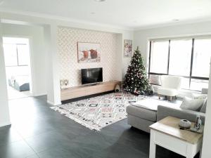 Μια τηλεόραση ή/και κέντρο ψυχαγωγίας στο Luxury House Boho Seaside