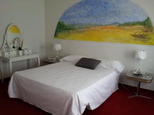 A bed or beds in a room at Hotel Nautilus
