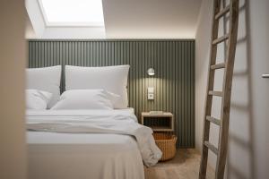 a bedroom with a ladder next to a bed at NOORD Carolinensiel in Carolinensiel