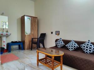 ArtKarna في جوكارنا: غرفة معيشة مع أريكة بنية وطاولة