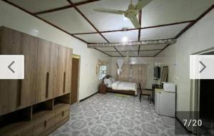 Il comprend un salon avec un ventilateur de plafond et une cuisine. dans l'établissement Limbas Luxury Appartements, à Bakau