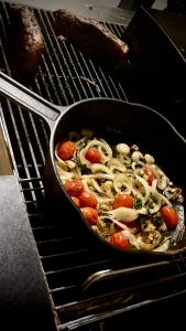 Eine Pfanne mit Essen kocht in einem Ofen in der Unterkunft The Ocean House - Budgewoi in Budgewoi