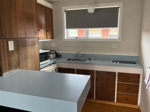 cocina con encimera y fregadero en Helensborough Motor Inn, en Balclutha