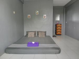 Postel nebo postele na pokoji v ubytování RINA Guest House Pacitan