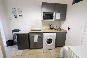 Кухня или мини-кухня в Pest-port apartment room-6 Private apartment
