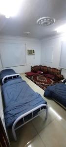 1 dormitorio con 2 camas en una habitación en العنبرية2 en Medina