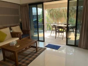ein Wohnzimmer mit Sofa und Tisch in der Unterkunft Morocco Blue cafe by Chilong River Farm Resort in Muang Kosum