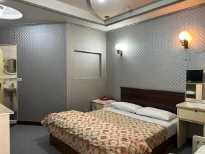 1 dormitorio con 1 cama en una habitación en 林中林民宿 en Chien-shan