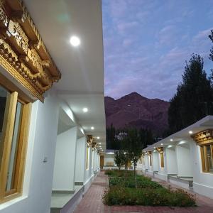 Nespecifikovaný výhled na hory nebo výhled na hory při pohledu z hotelu