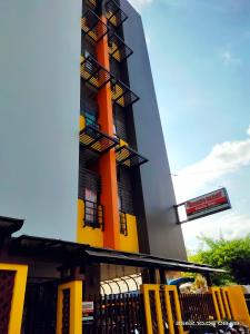 un bâtiment doté de balcons jaunes et noirs. dans l'établissement Jt Place Buriram, à Buriram