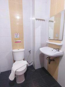 La salle de bains est pourvue de toilettes et d'un lavabo. dans l'établissement Jt Place Buriram, à Buriram