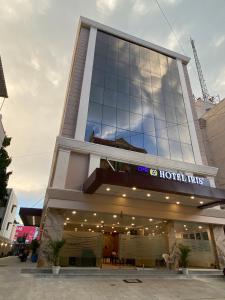 un edificio alberghiero con un riflesso del cielo di IRIS HOTEL BY HOP a Tirupati