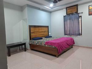Un dormitorio con una cama y una mesa dentro. en Hotel O Royal Morning Star, en Bhilai