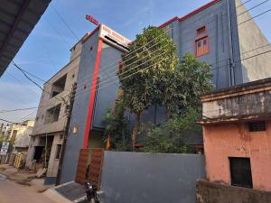 una motocicleta estacionada frente a un edificio en Hotel O Royal Morning Star, en Bhilai