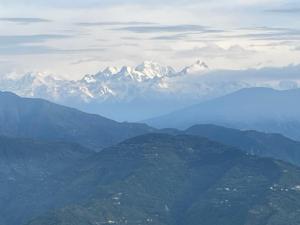 een uitzicht op met sneeuw bedekte bergen vanuit een vliegtuig bij Delohighs in Kalimpong