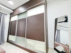 صورة لـ 8 Guest Cozy 3 Room Koi Kinrara Suite, IOI Puchong, Bukit Jalil Pavilion, Bukit Jalil Stadium, Sunway Pyramid, Sunway Lagoon في Kampong Baharu Sungai Way +50 صورة