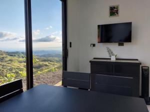 Habitación con TV y mesa con vistas. en Apartamentito moderno con vista en Monteverde, en Cebadilla