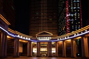una vista de un hotel por la noche con edificios en China Mayors Plaza - Free shuttle between hotel and Exhibition Center during Canton Fair en Guangzhou