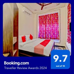 1 dormitorio con 1 cama y una ventana con cortina roja en OYO Flagship 77120 Hotel Achrol Haveli Sukher en Udaipur